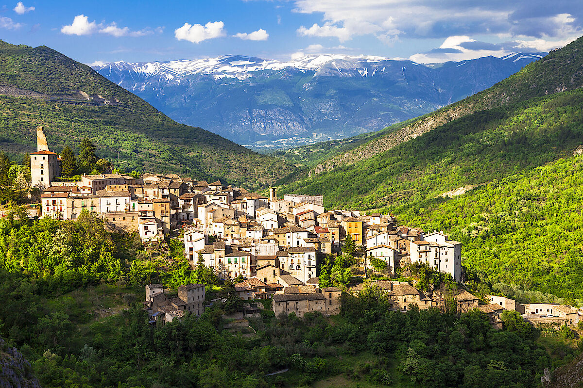 San Giovanni Valle Roveto � una frazione di circa 200 abitanti del comune di San Vincenzo Valle Roveto (AQ), in Abruzzo.